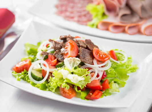 Knackiger Salat mit Rindfleischstreifen