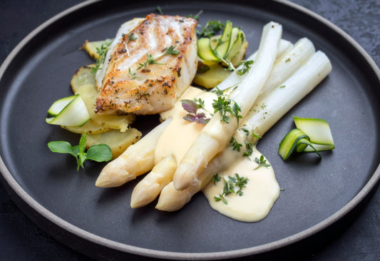 Weißer Spargel mit Bratkartoffeln, Zucchini und Kabeljau