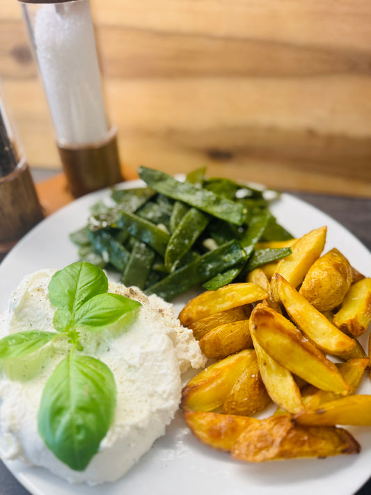 Stangen-Bohnen mit Kartoffel Wedges & Feta Creme