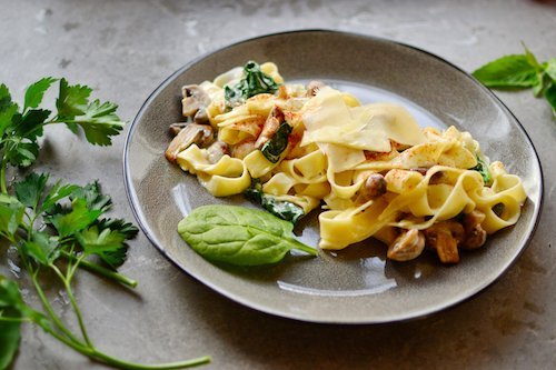 vegetarische Tagliatelle mit Champignons und Spinat